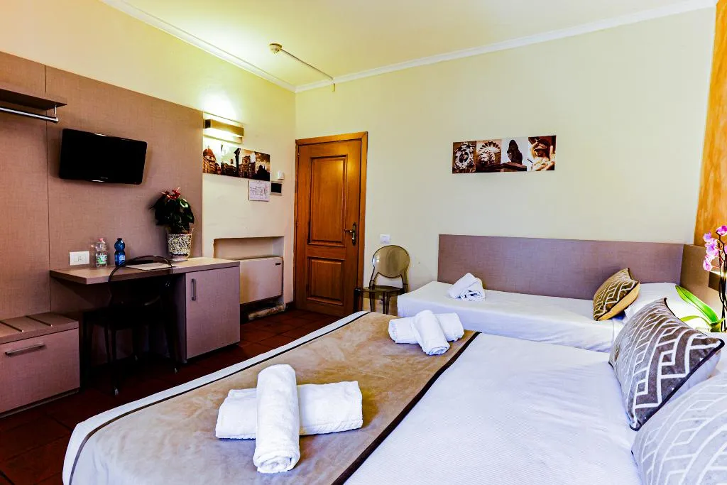 TRIPLE STANDARD Room, Albergo Firenze, Florence