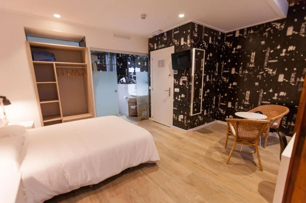 Room, Host & Home, Valencia