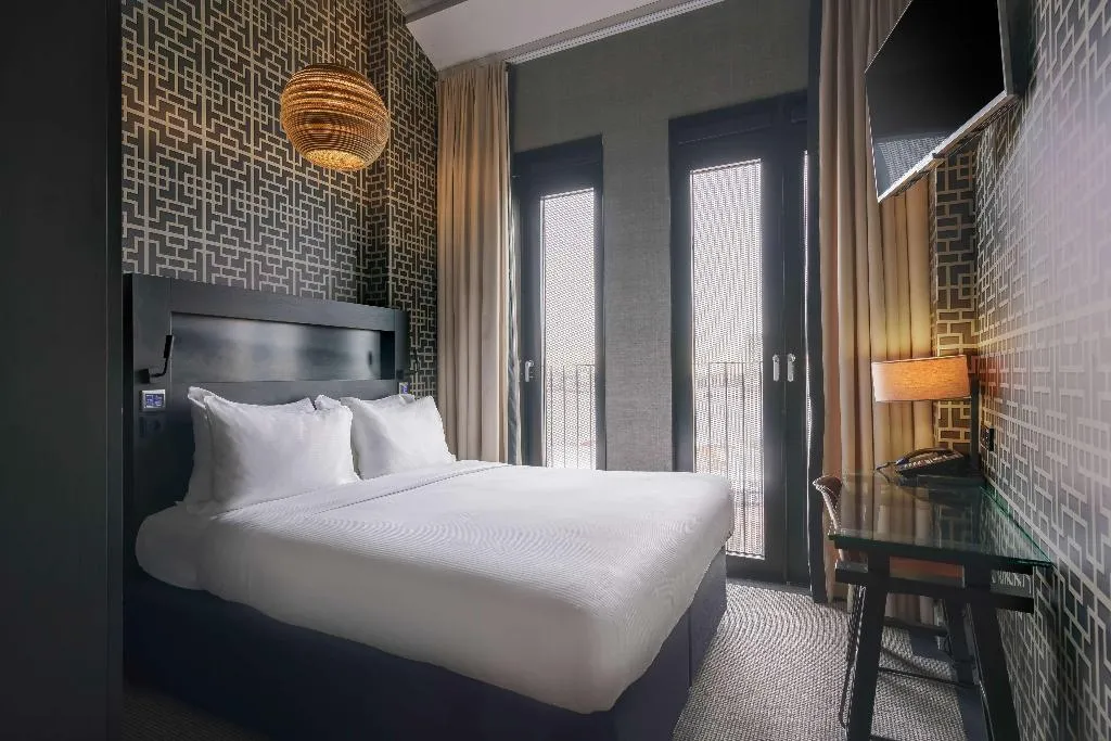 DOUBLE GUEST ROOM QUEEN BED Room, DoubleTree by Hilton NDSM Wharf, Amsterdam