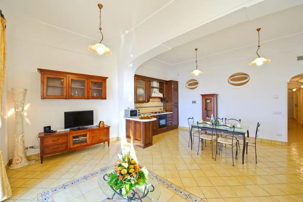 Room, La Sorgente Del Sole, Naples