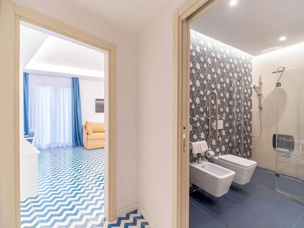 QUADRUPLE TWO DOUBLE BEDS ONE BEDROOM  Room, Hotel Cristina, Naples