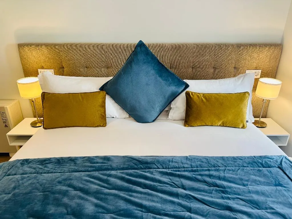 SUITE KING SIZE BED Room, Rossio Garden Suites, Lisbon