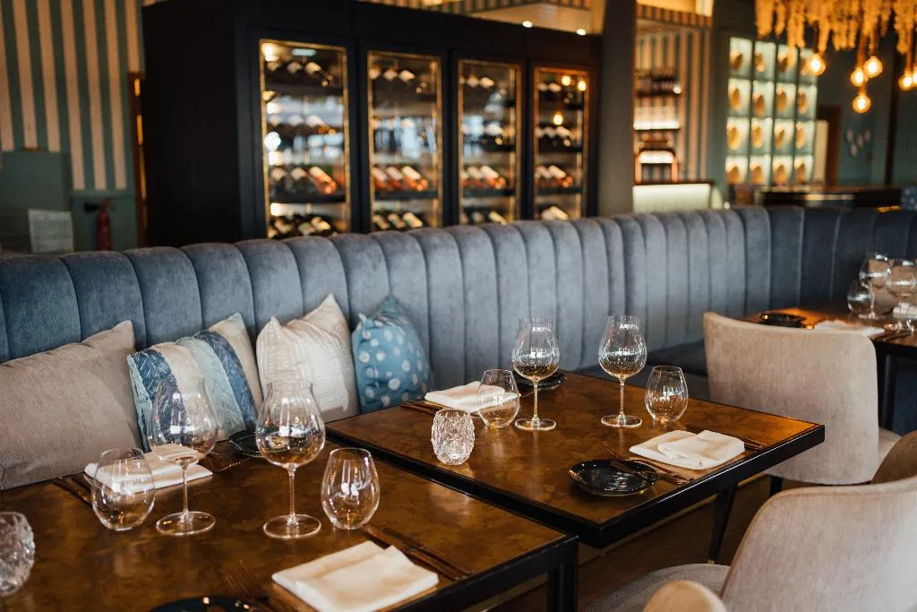Restaurant, Wine & Books by the sea - Algarve Resort, Algarve