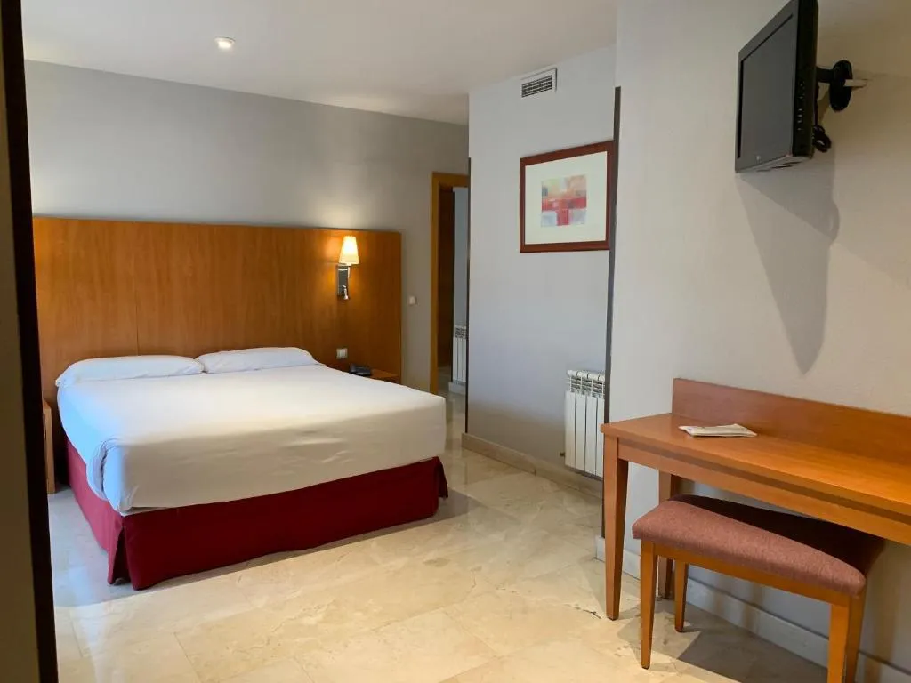QUADRUPLE STANDARD Room, Exe Gran Hotel Almenar, Madrid