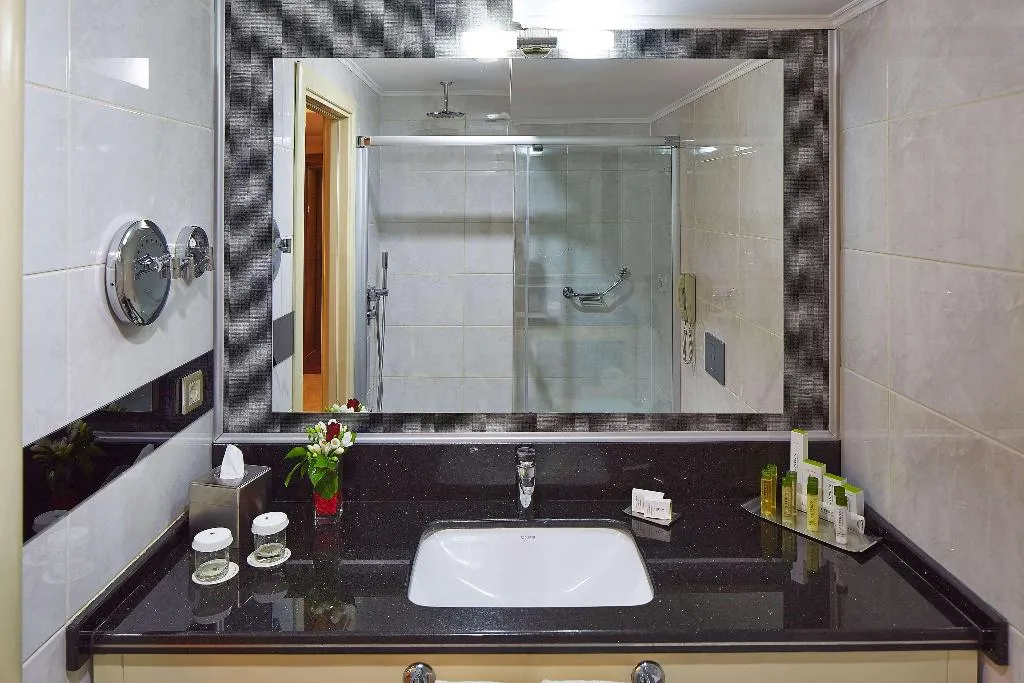 Room GUEST ROOM KING BED Room, DoubleTree By Hilton Izmir Alsancak, Izmir