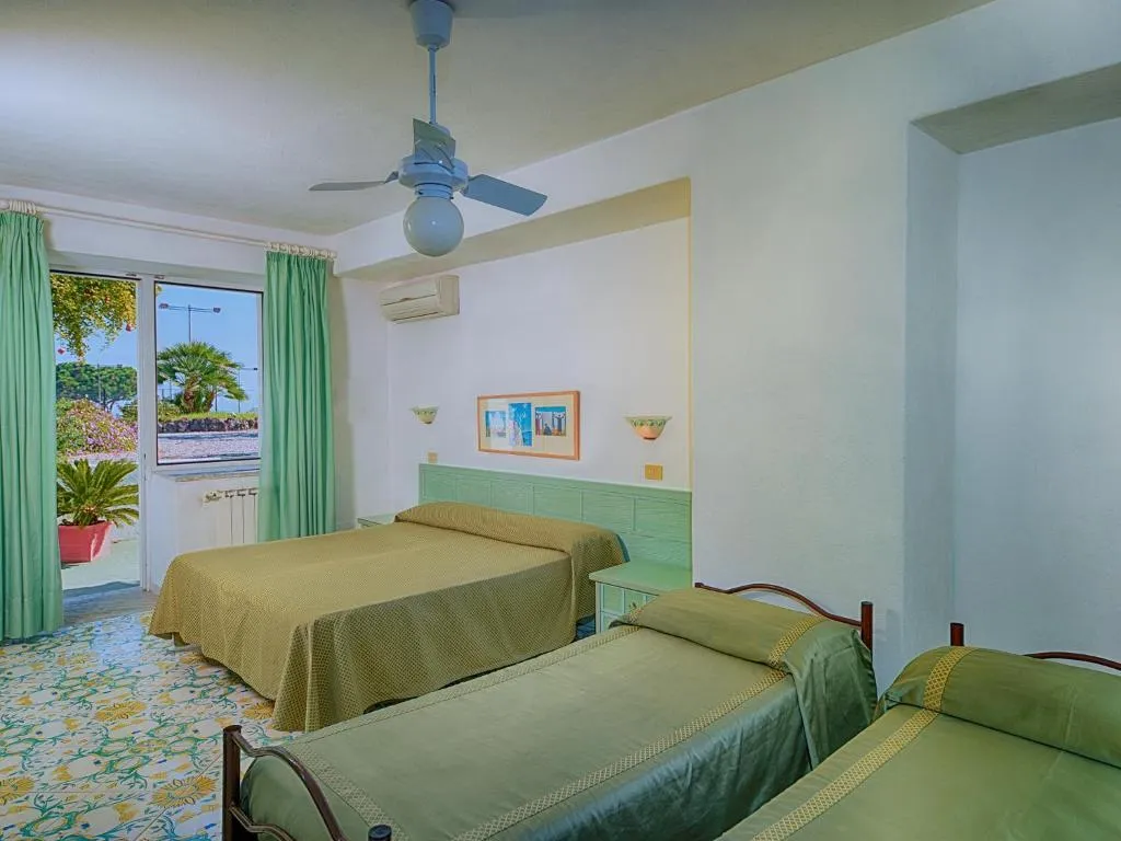 QUADRUPLE STANDARD Room, Parco Cartaromana, Naples