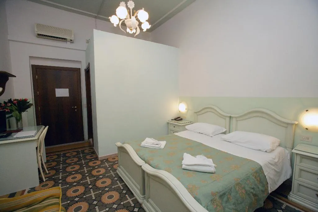 DOUBLE ECONOMY Room, Desiree, Florence