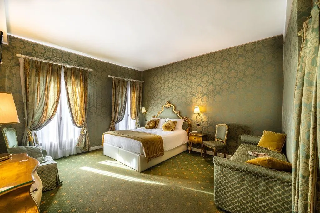 Room, A Tribute To Music, Venice