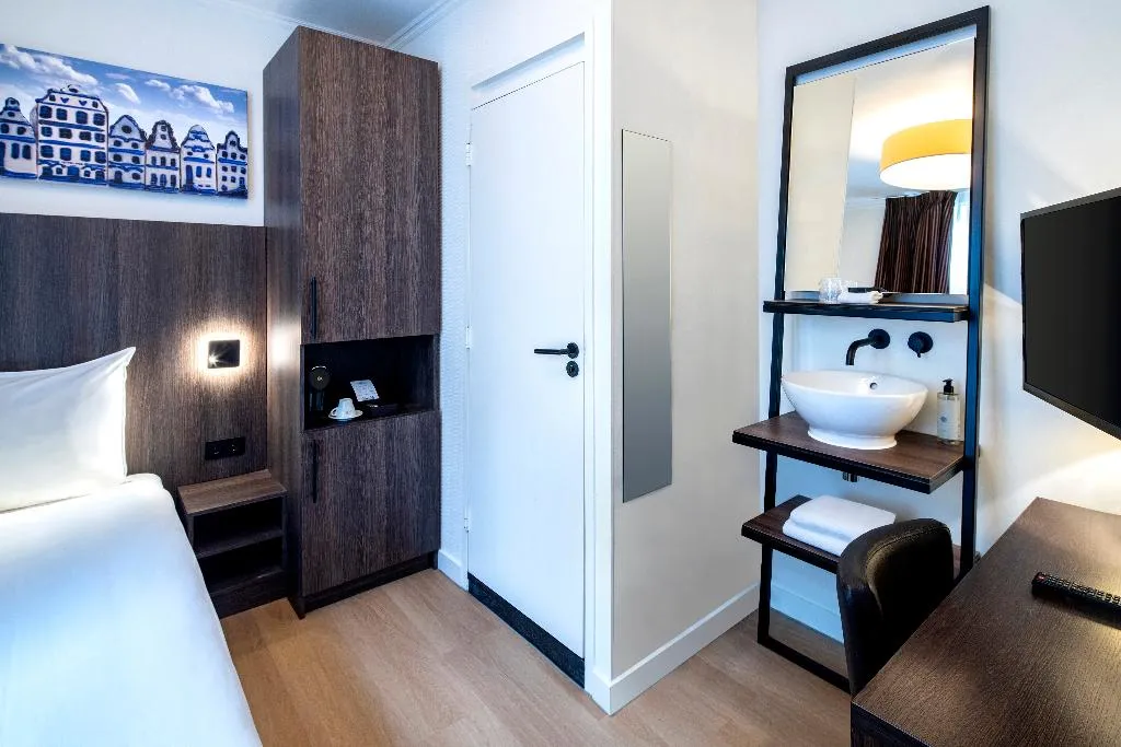 SINGLE BASIC Room, Hotel Nes, Amsterdam