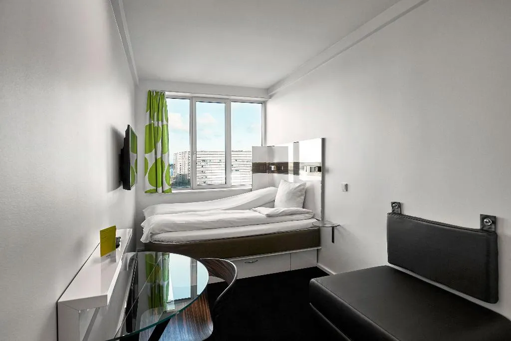 TRIPLE STANDARD Room, Wakeup Copenhagen Bernstorffsgade, Copenhagen
