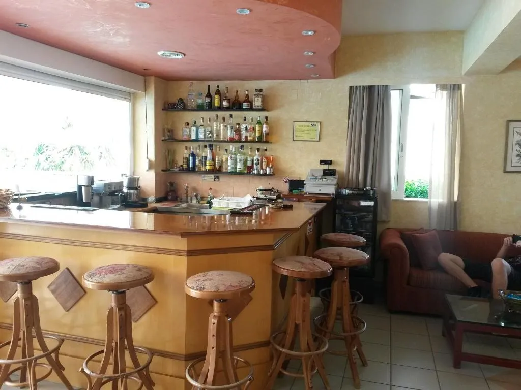 Bar, Zannis, Crete