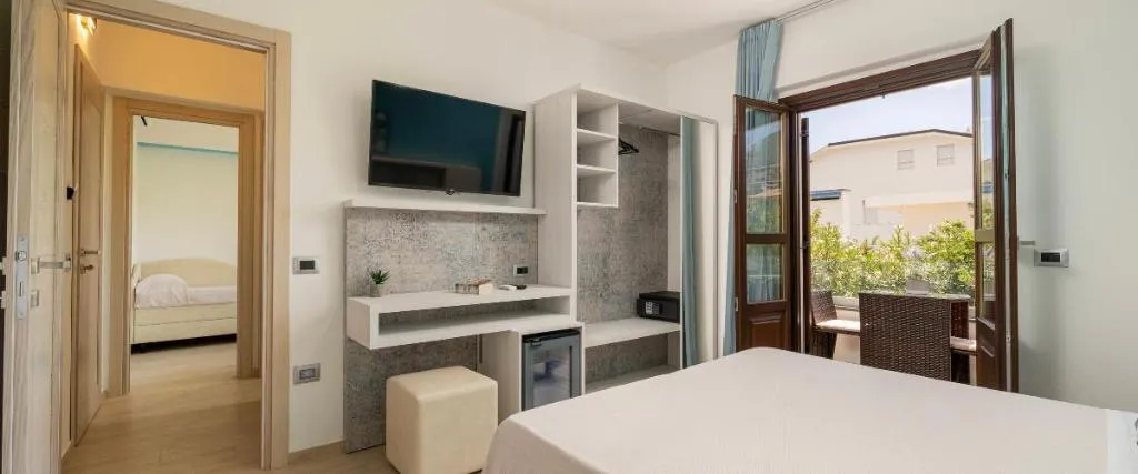 FAMILY ROOM SEA VIEW WITH BALCONY Room, Hotel La Conchiglia, Nuoro