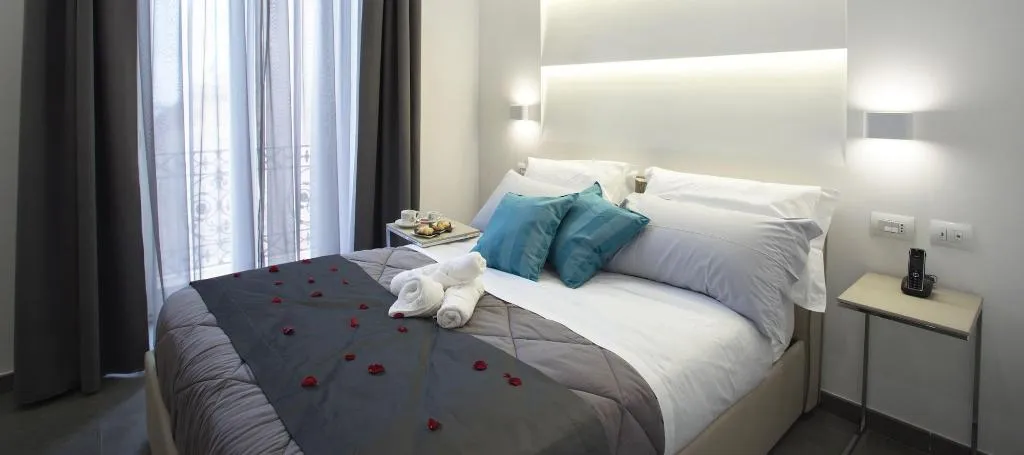 Room, Twice Naples, Naples
