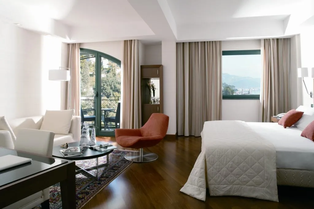 Room, Raito, Naples