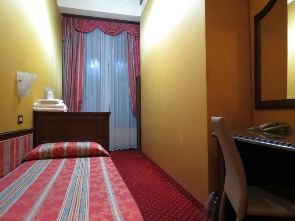 SINGLE STANDARD Room, Bridge, Venice