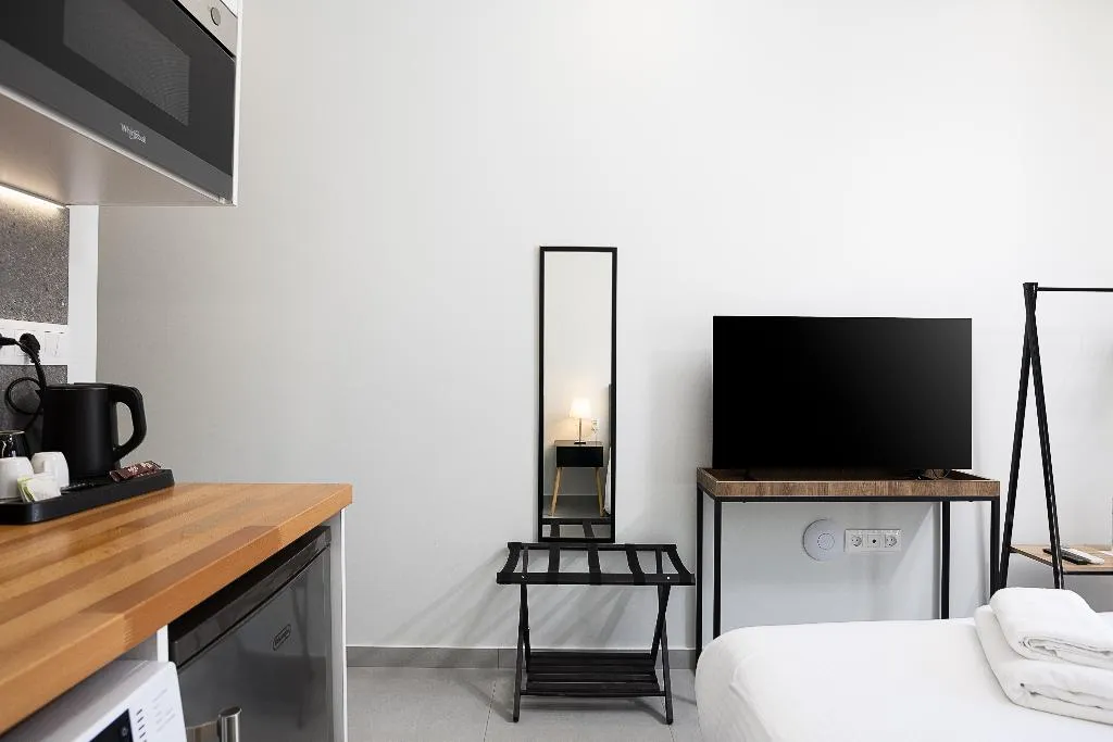 DOUBLE SUPERIOR WITH BALCONY Room, Omnia Pagrati Apartments, Athens