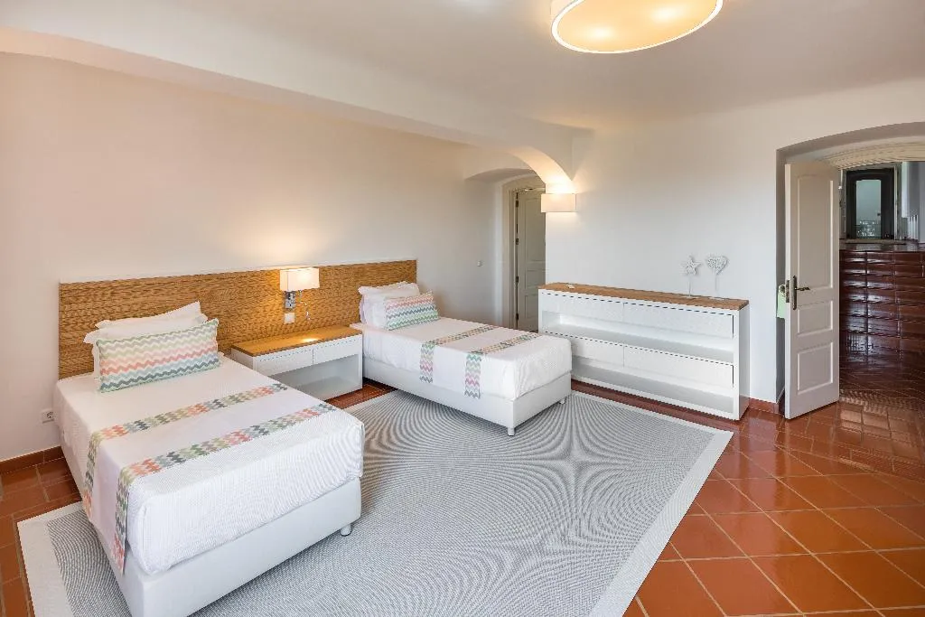 VILLA FOUR BEDROOMS Room, Shantivillas, Algarve