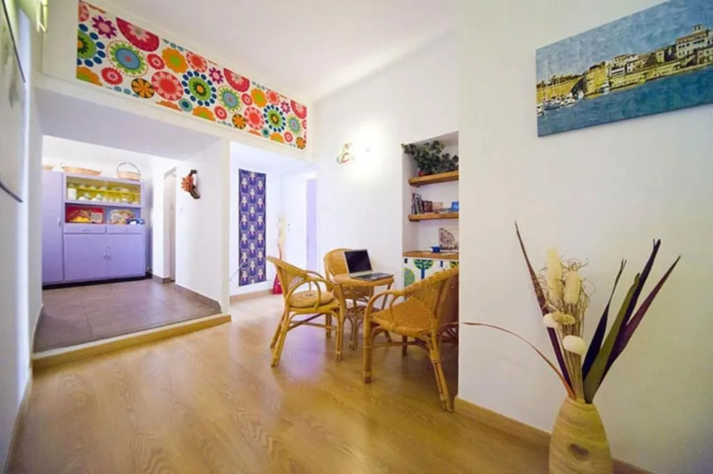 Room, Matlis, Alghero