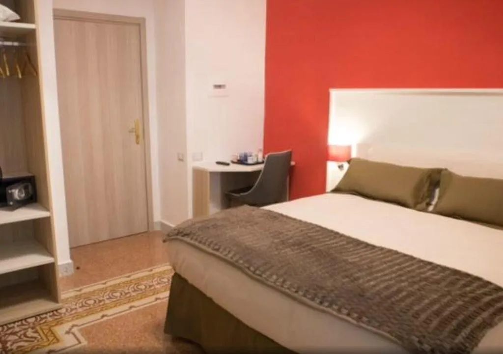 Room, B&B Napolimilionaria, Naples