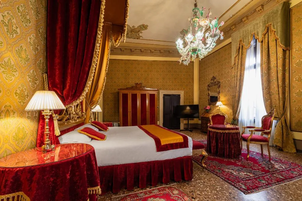 JUNIOR SUITE CANAL VIEW Room, Palazzo Paruta, Venice