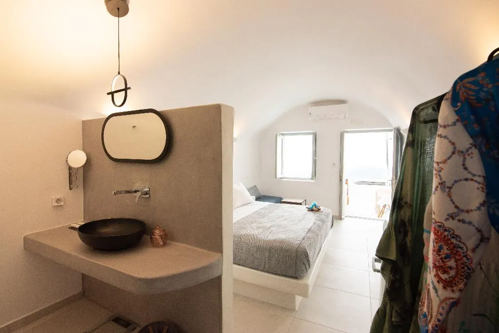 JUNIOR SUITE WITH JACUZZI Room, Caldera Cliff Illusion Suites, Santorini