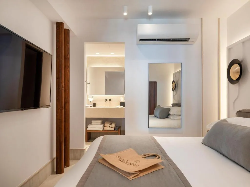 SUITE WITH PRIVATE POOL Room, Santo Pure Oia Suites and Villas, Santorini