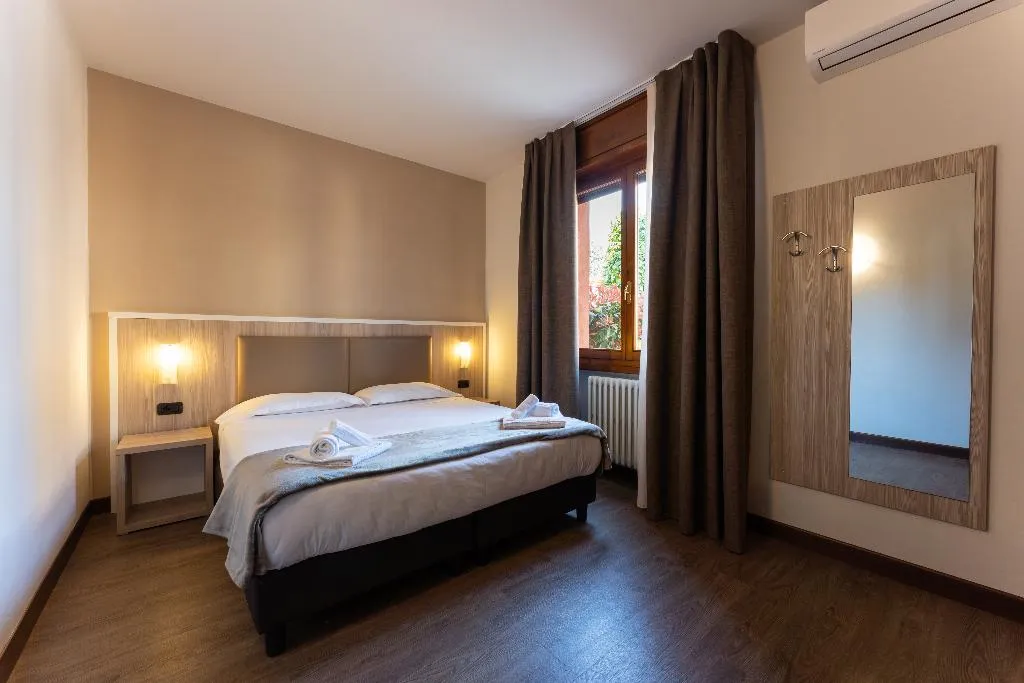 JUNIOR SUITE CAPACITY 5 Room, Hotel Gardenia Sirmione, Milan