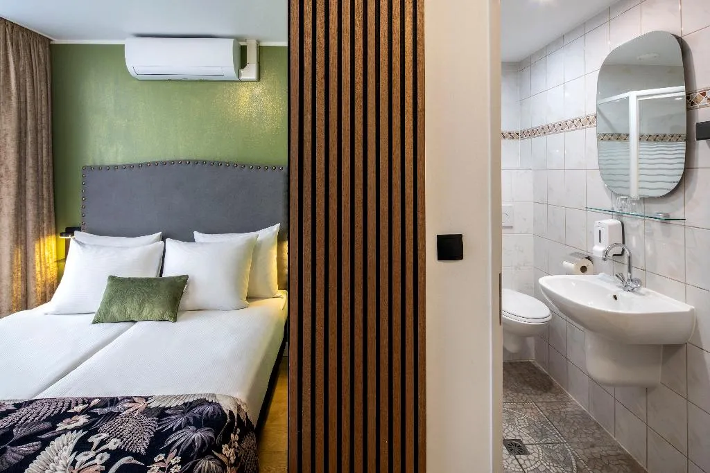 Double or Twin STANDARD Room, Hotel Jupiter, Amsterdam