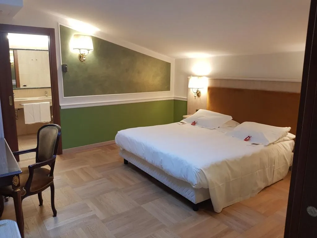 Room, Santa Barbara, Milan