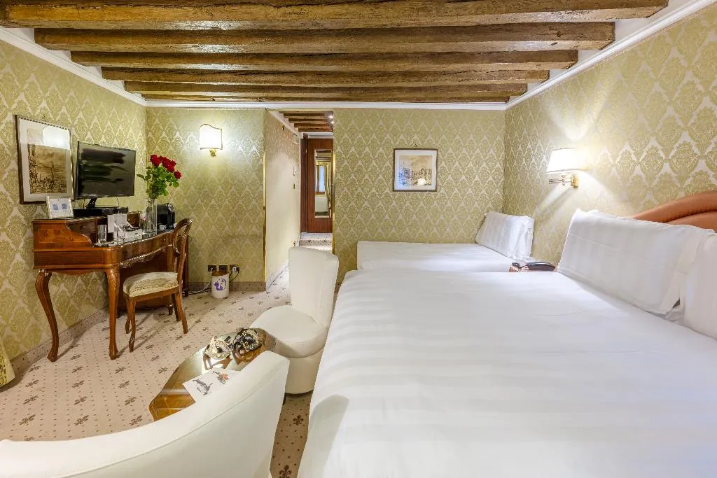 TRIPLE CANAL VIEW Room, Colombina, Venice