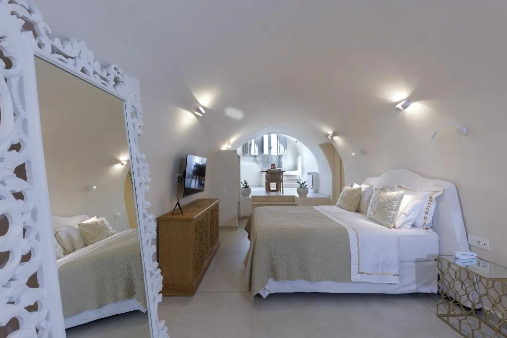 SUITE DELUXE KING BED Room, La Madeleine Oia, Santorini