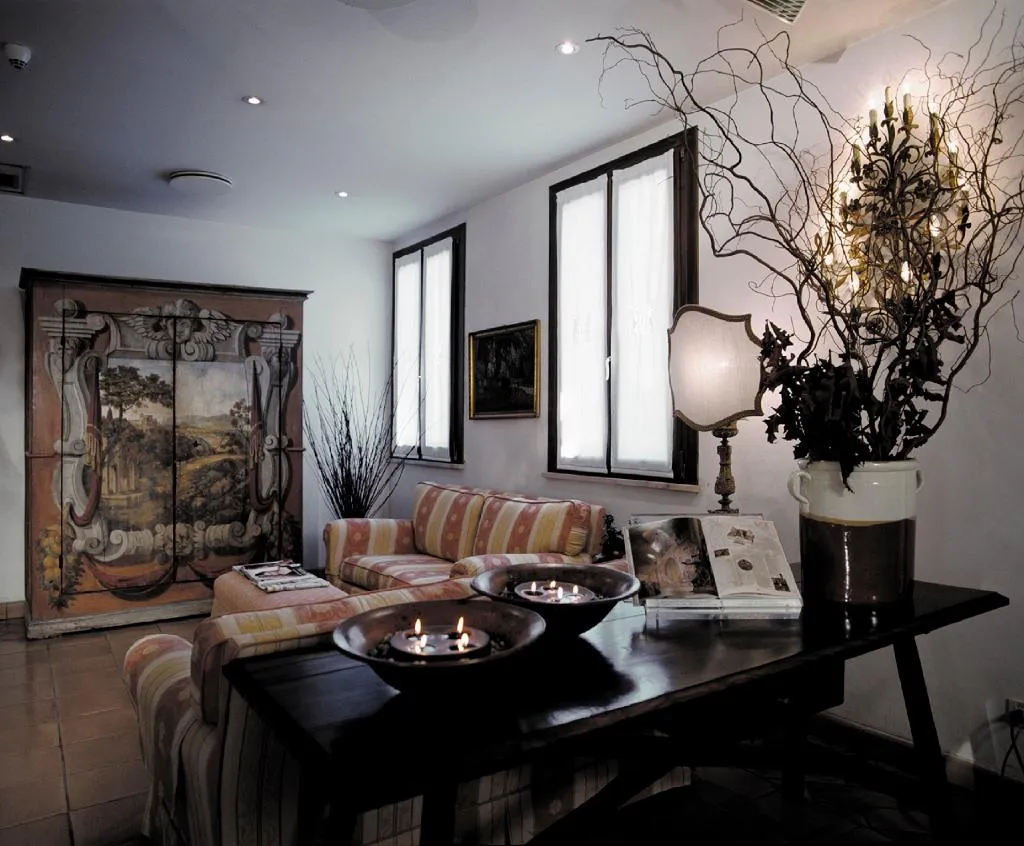 Lobby, Columbia, Rome