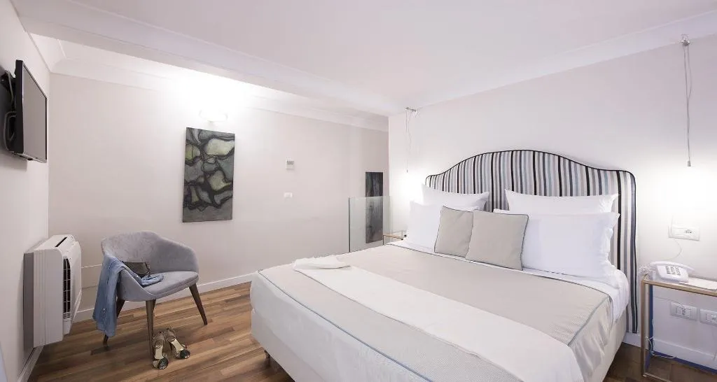 Room, Diecisedici, Naples