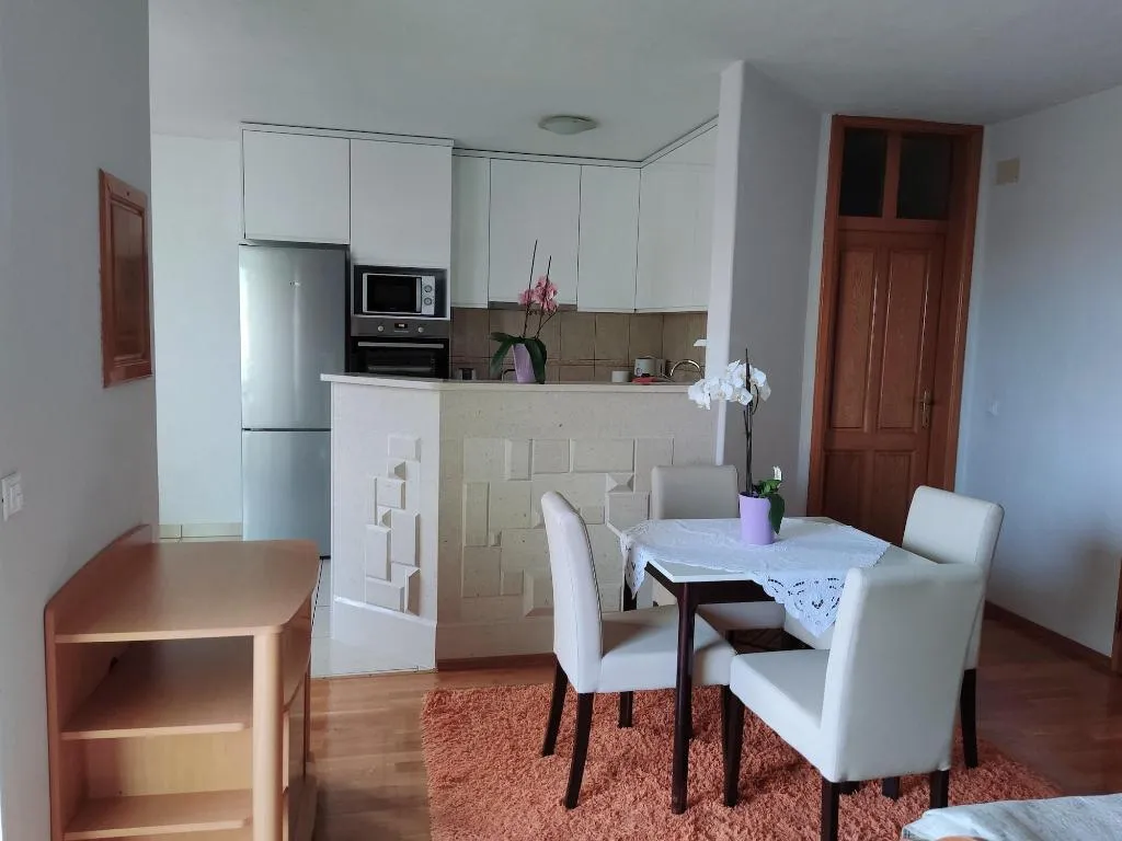 Room, House Topic, Split