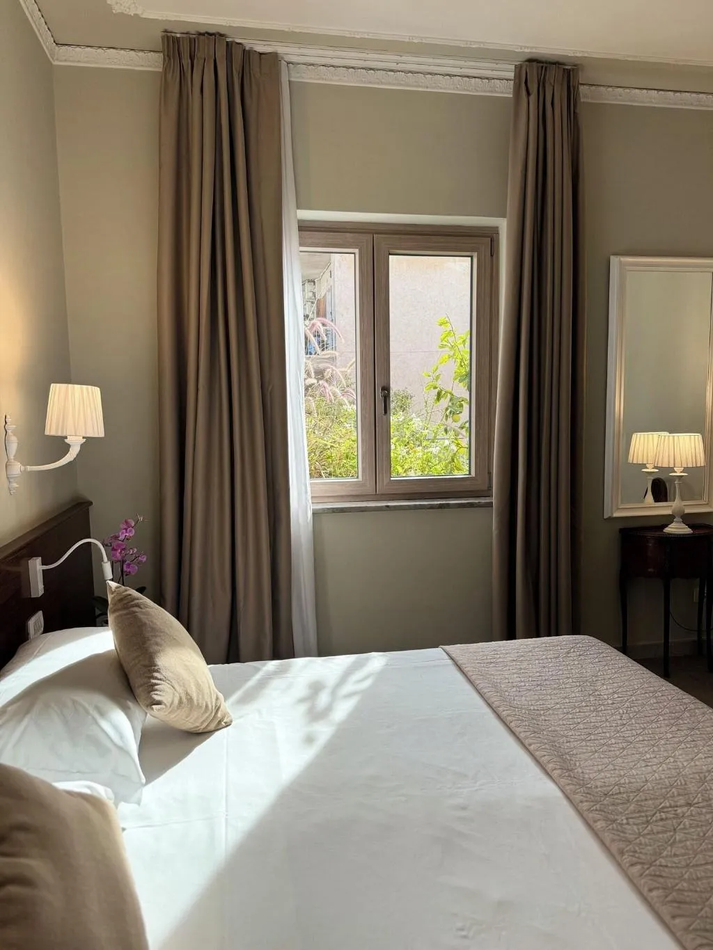 DOUBLE CLASSIC QUEEN BED Room, Hotel Central, Naples