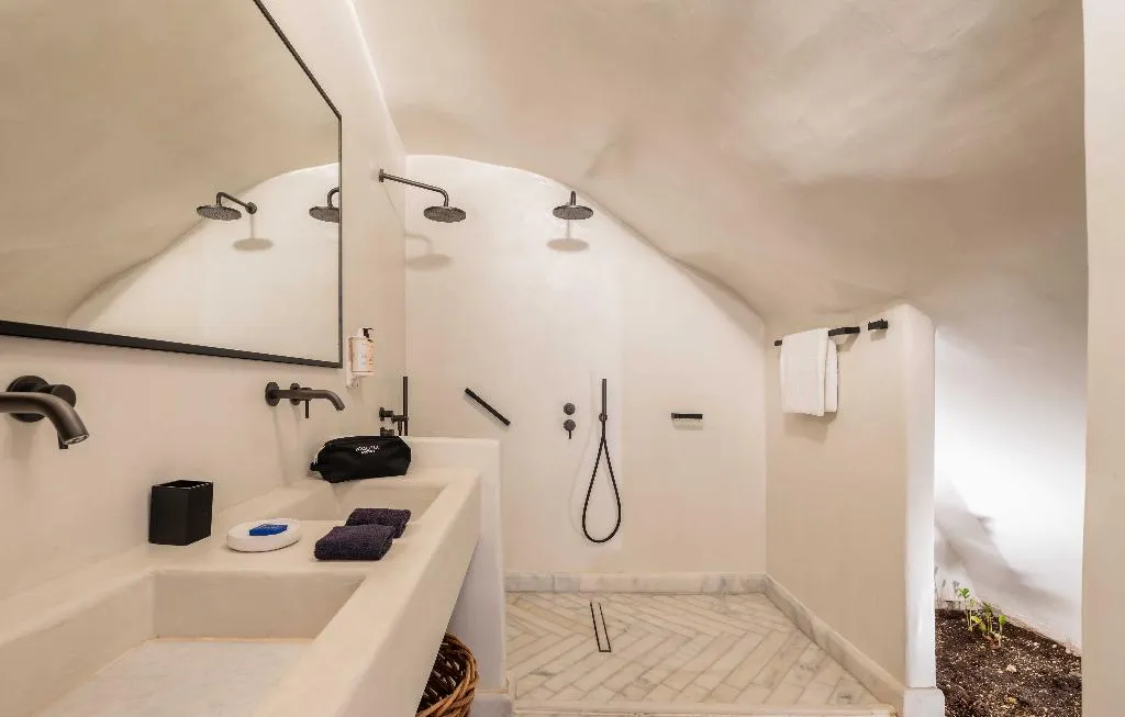 SUITE WITH JACUZZI Room, Rocabella Santorini Hotel & Spa, Santorini