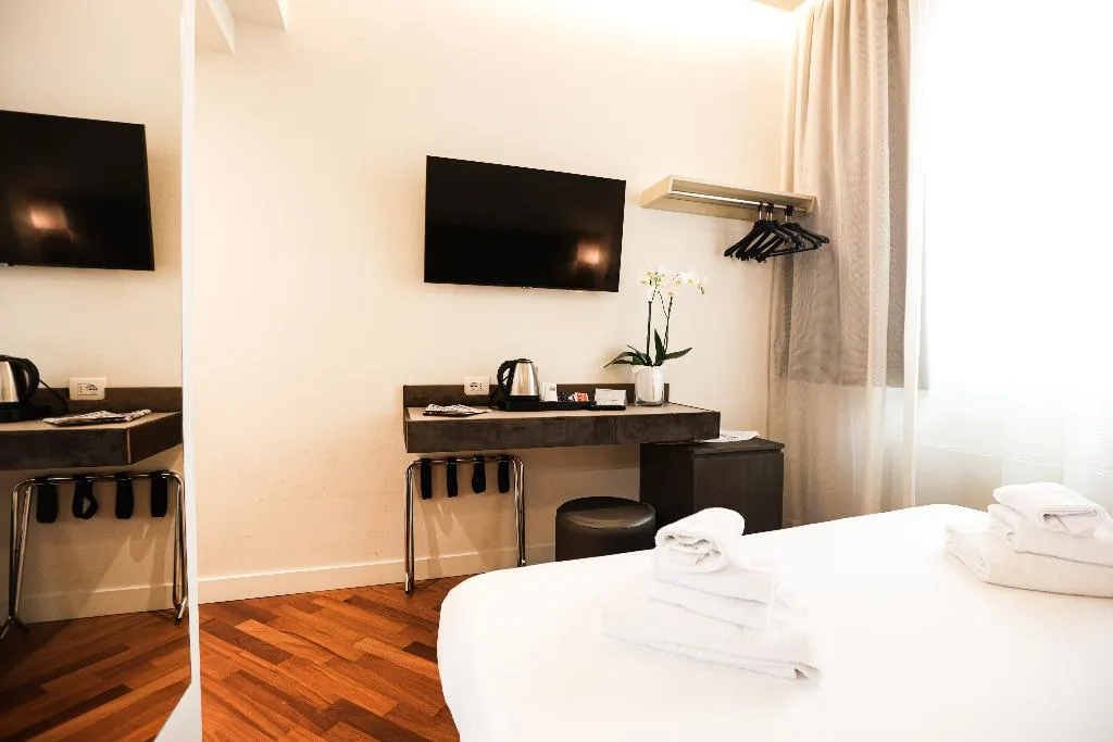 DOUBLE STANDARD Room, Embassy, Florence
