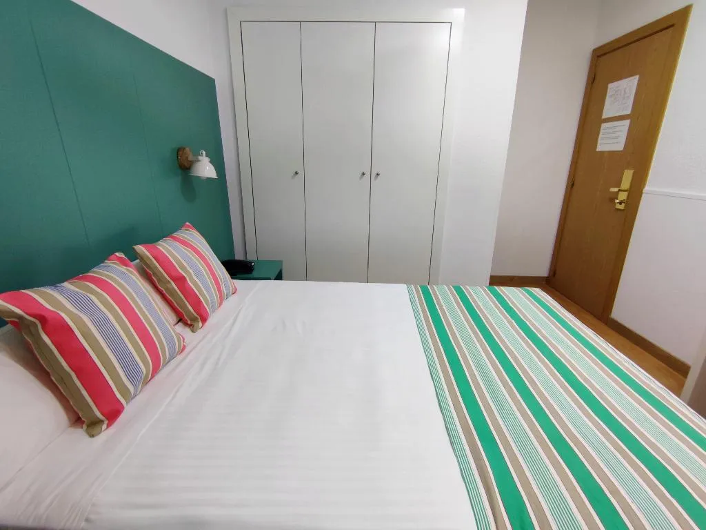 DOUBLE ECONOMY WITH SHARED BATHROOM Room, Yomo Hostal Bcn Port, Barcelona