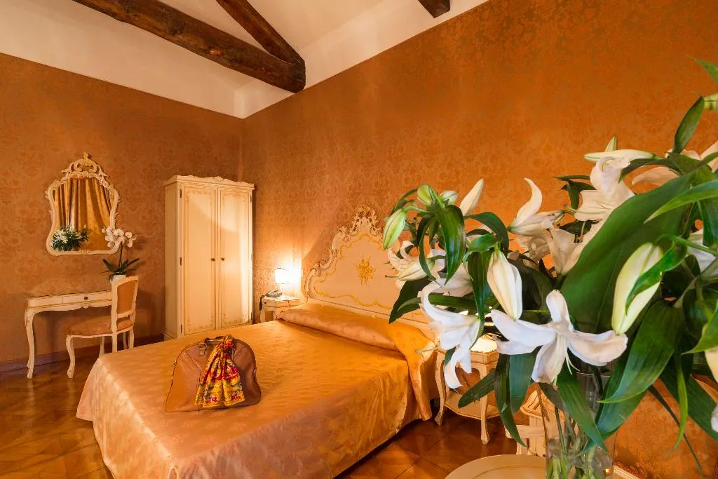 JUNIOR SUITE CANAL VIEW Room, Palazzo Guardi, Venice