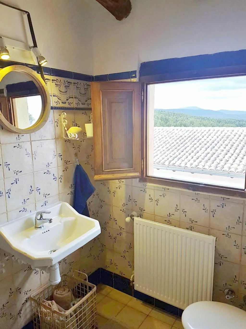 Room, Benali, Valencia