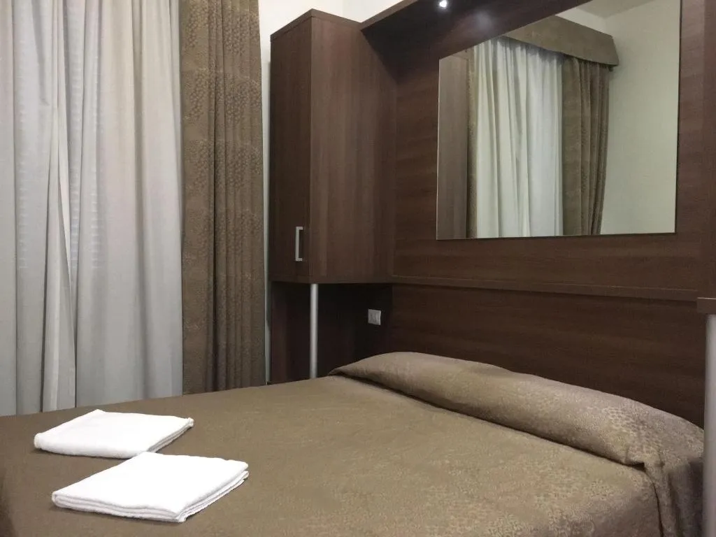 Room, Best Location In Rome, Naples