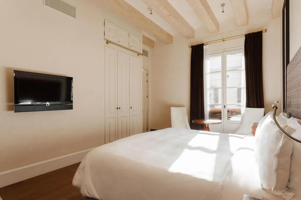 DOUBLE KING SIZE BED Room, Do: Placa Reial, Barcelona