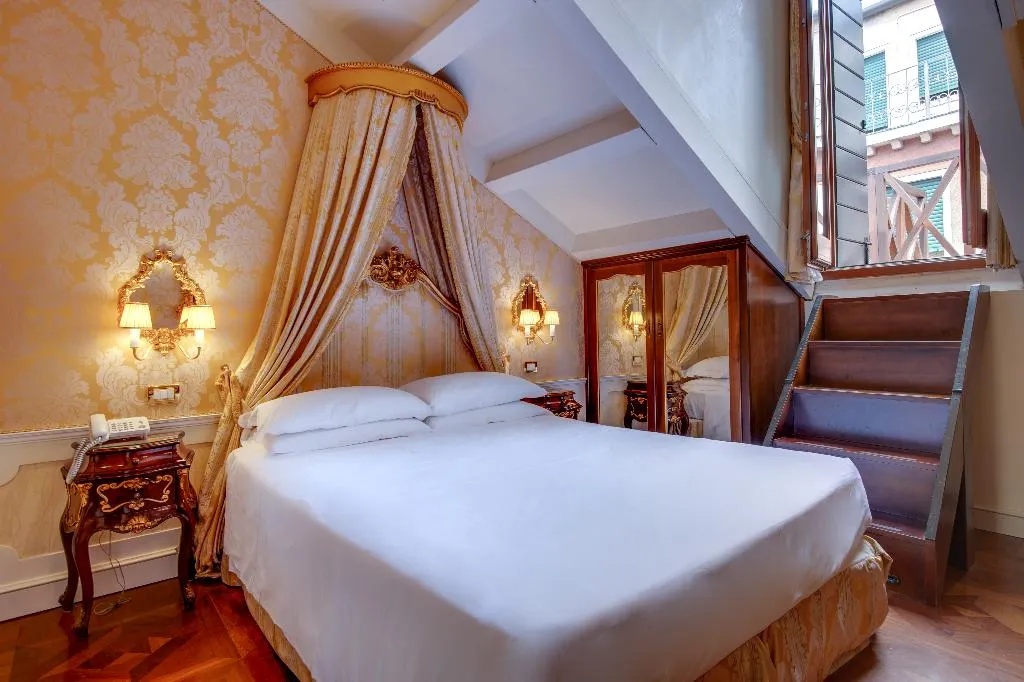 JUNIOR SUITE ANNEX Room, Canal Grande, Venice