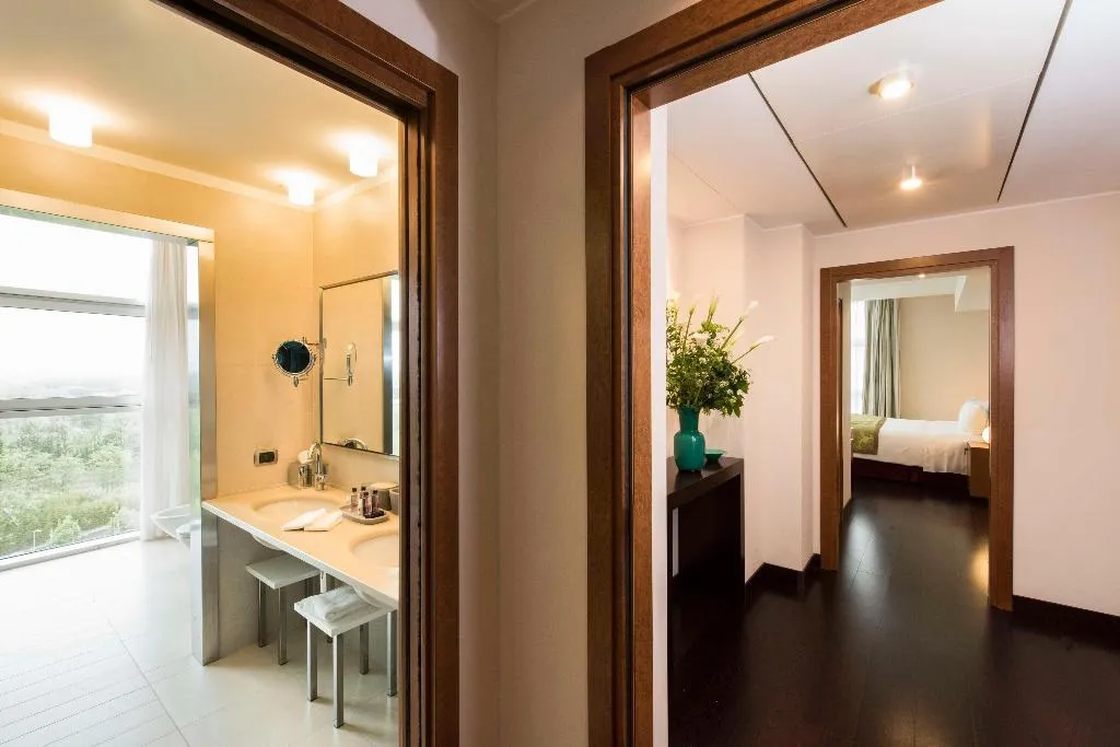 SUITE KING SIZE BED Room, Best Western Premier BHR Treviso Hotel, Venice