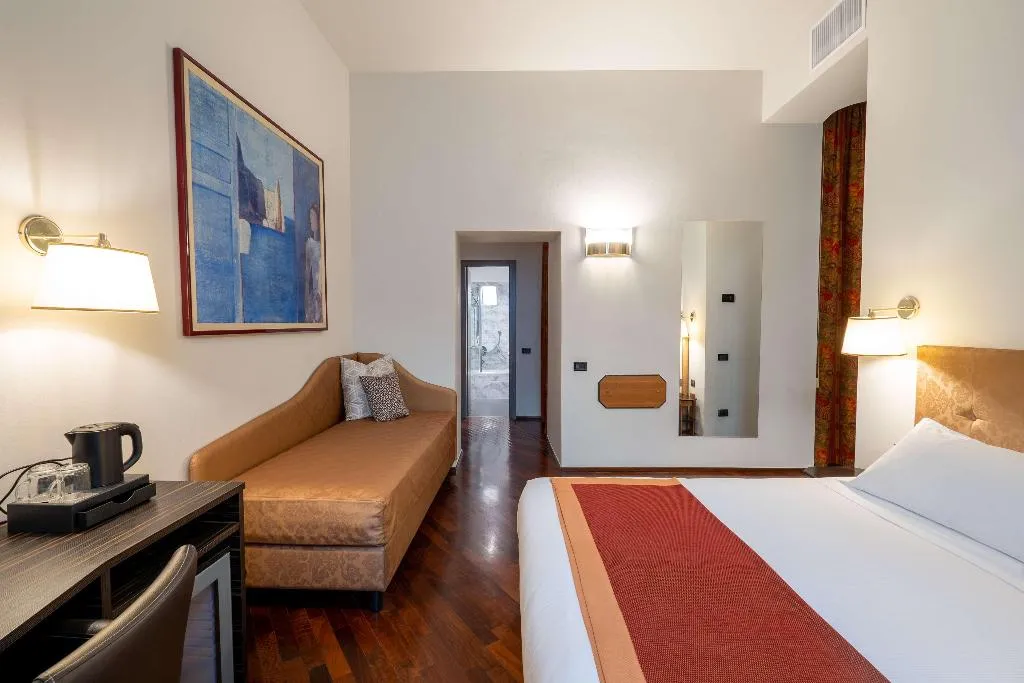 Room, Regina, Milan
