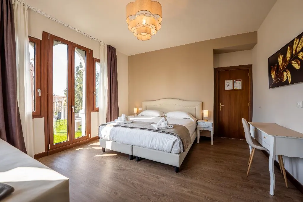 TRIPLE SUPERIOR Room, Hotel Gardenia Sirmione, Milan