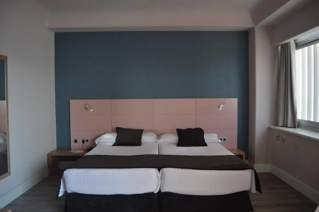 FAMILY ROOM STANDARD Room, Hotel Chamartin the One, Madrid