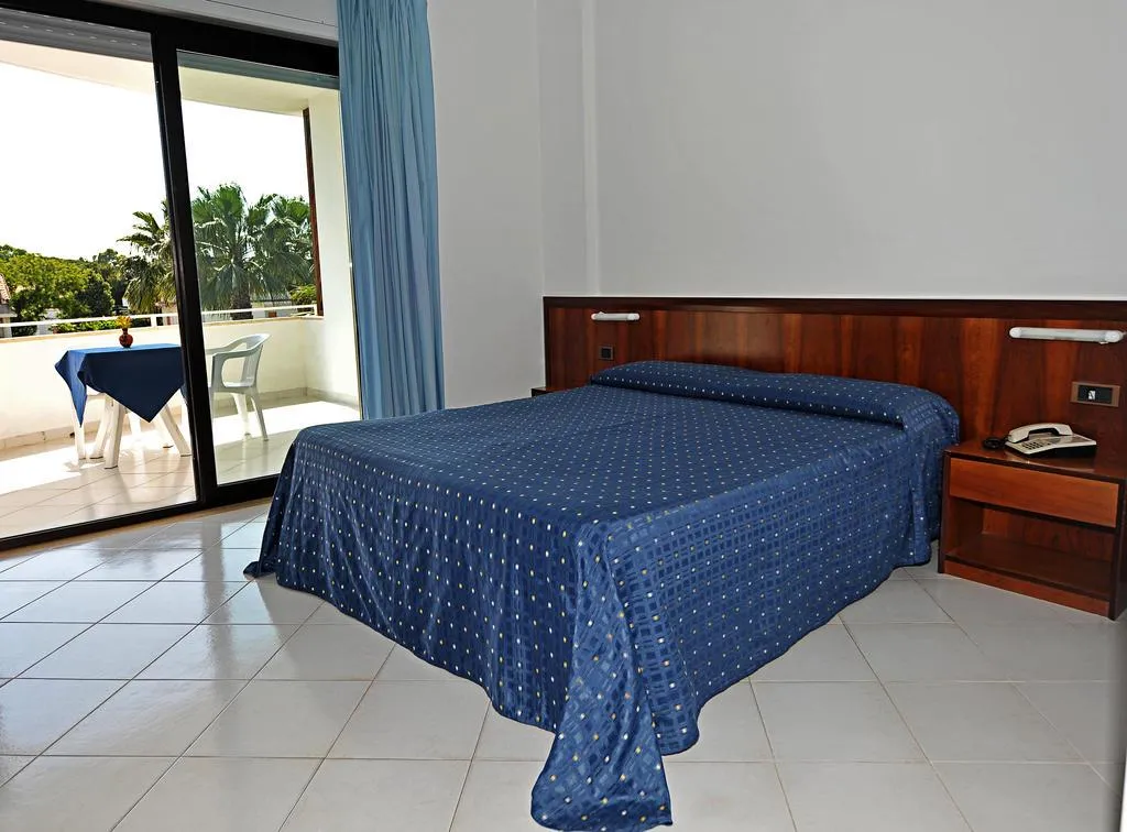 Room, Pace, Naples