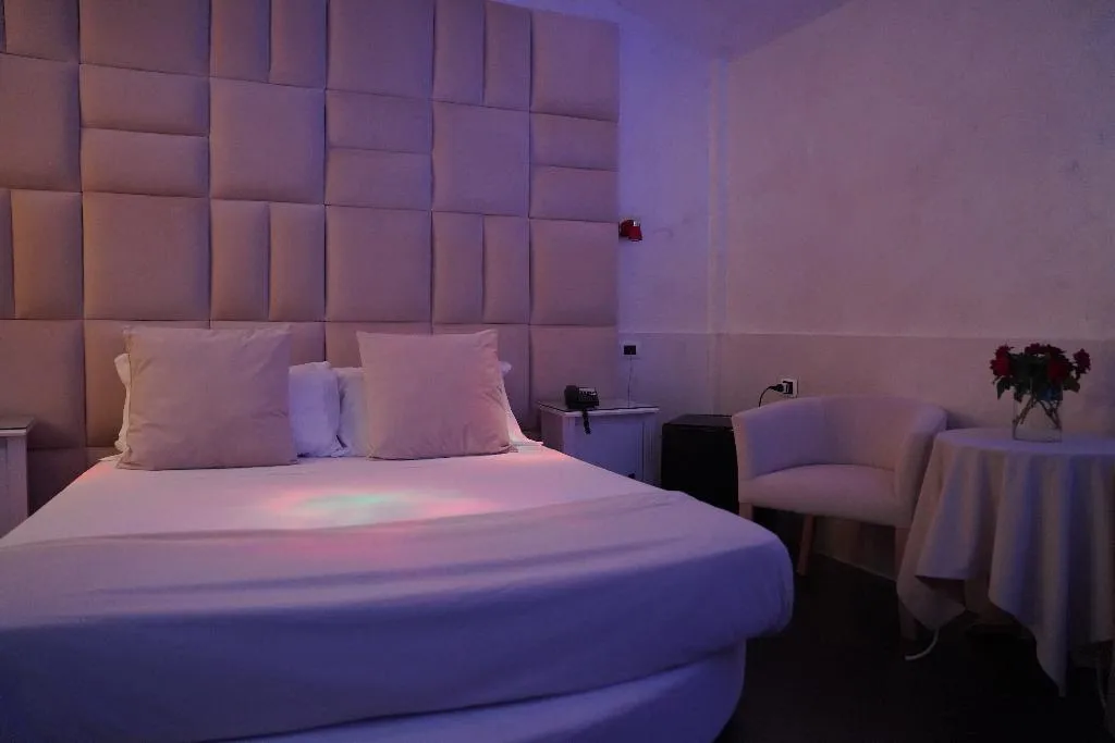 JUNIOR SUITE WITH JACUZZI Room, Bee Queen Hotel, Naples