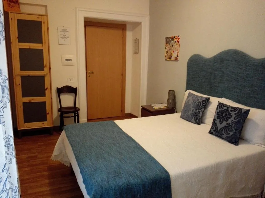 Room, Casa Mariella, Naples